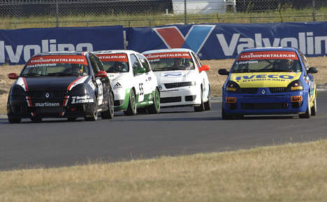 Casinoportalen Clio Cup byder på nærkamp gennem hele feltet. Her er det (f.v. ) Mike Mathiesen, Thomas Wulff, Steffen Larsen og Bjørn Smedegaard Laursen, som kæmper om placeringerne.